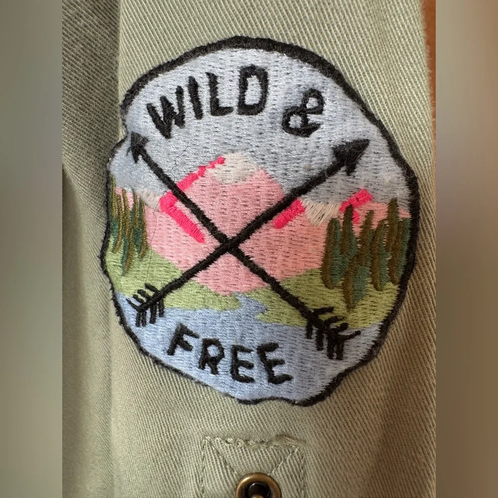 Arizona Jeans Co. Women’s Olive Green Button Down Shirt/Shacket with Patches Med - Picture 5 of 8